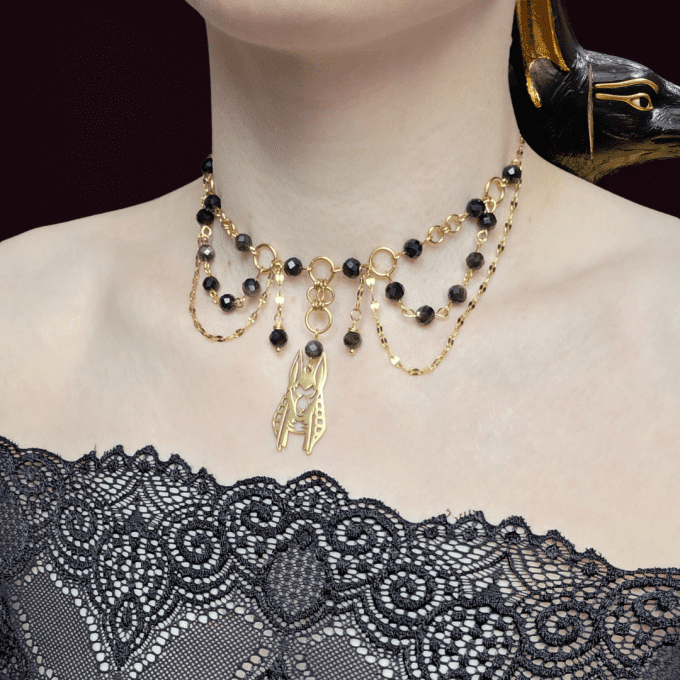 Collier Anubis en obsidienne dorée