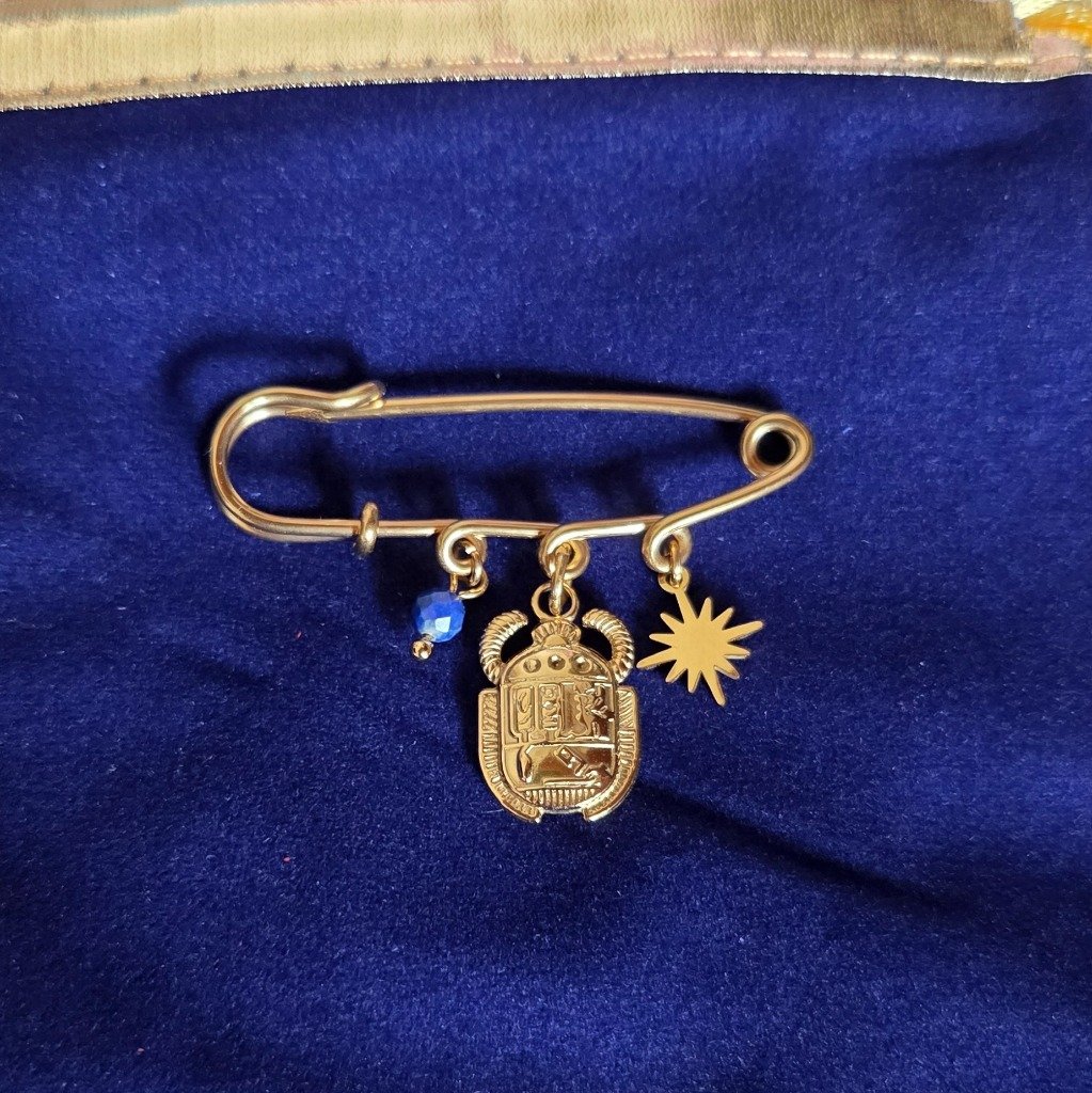 Broche scarabée en lapis-lazuli